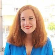 Maestra que imparte clases para reforzar el lenguaje oral